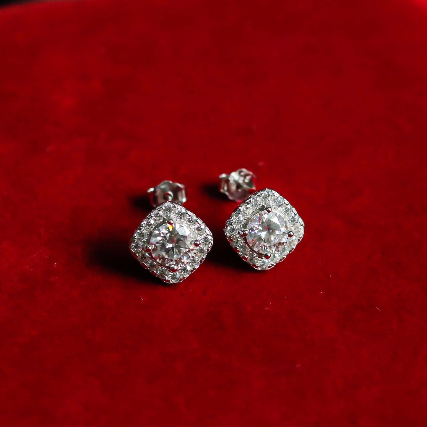 ELVORIA Glory Square Moissanite Stud Earrings 5mm – Platinum Plated 925 Sterling Silver (GRA Certified)