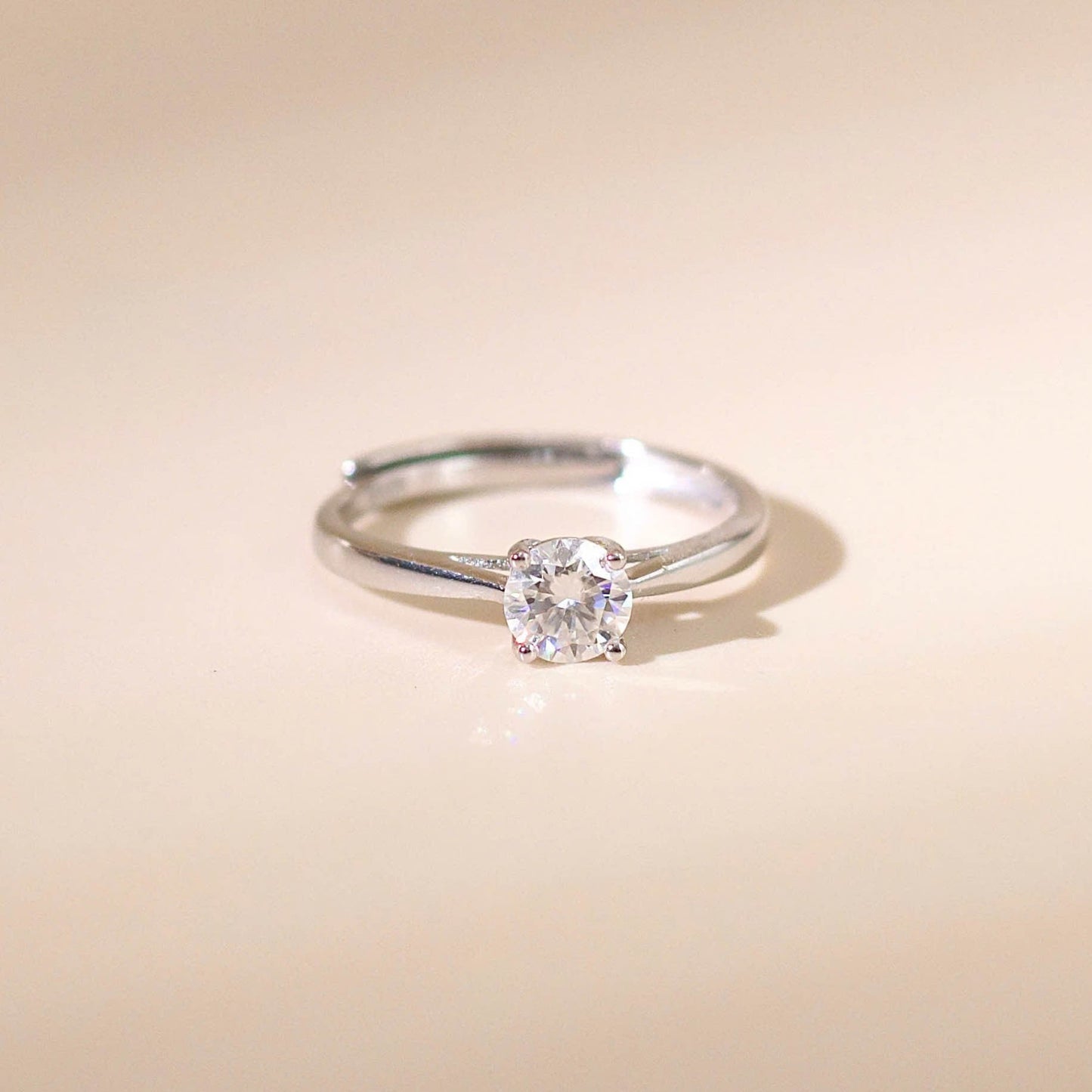 ELVORIA 5mm Moissanite Ring GRA ELVDA125 – Platinum Plated 925 Sterling Silver (Adjustable)
