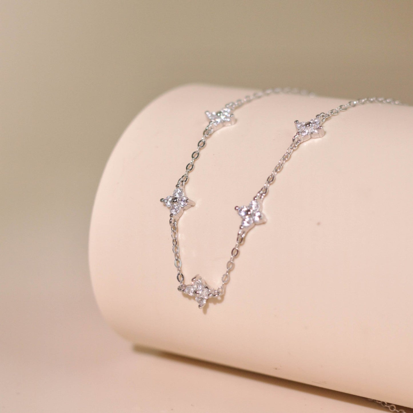 ELVORIA Ellis Four-Leaf Clover Necklace – Platinum Plated 925 Sterling Silver